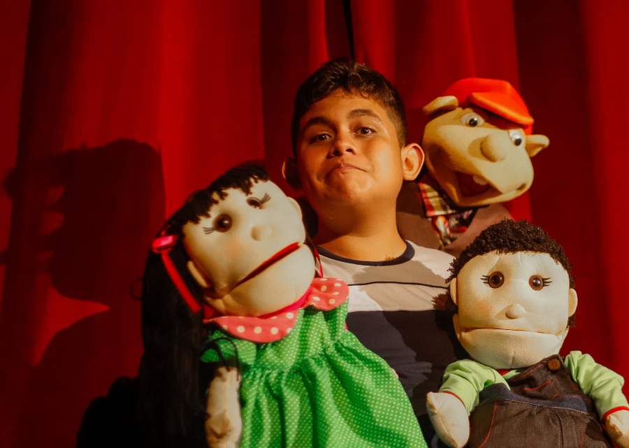 Héctor Jr. y sus títeres.