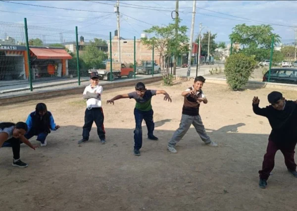 Siete lagartos sospechosos tosiendo debajo de un paraguas (Proyecto Ruelas: Grupo de Teatro Comunitario de San Ignacio "Las pulgas desastrosas")