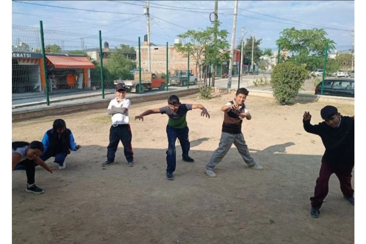 Siete lagartos sospechosos tosiendo debajo de un paraguas (Proyecto Ruelas: Grupo de Teatro Comunitario de San Ignacio "Las pulgas desastrosas")