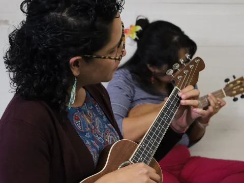 Ukulele y guitarra