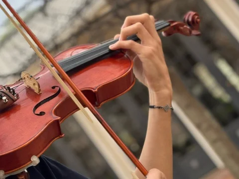 Entre violines y tradición