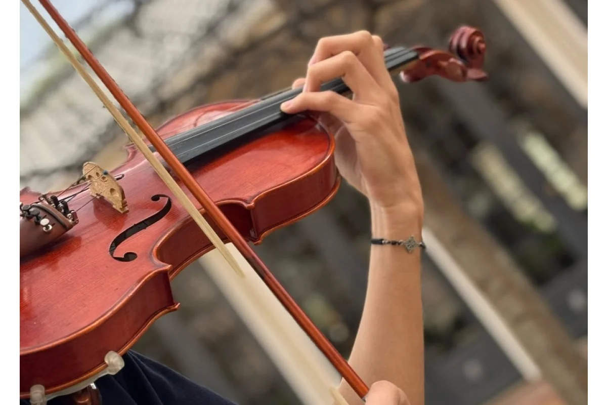 Entre violines y tradición